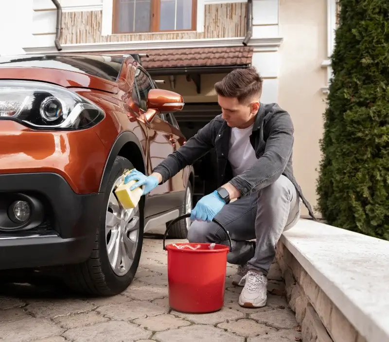 Lavage auto à domicile Lavernose-Lacasse : professionnel intervenant sur un véhicule